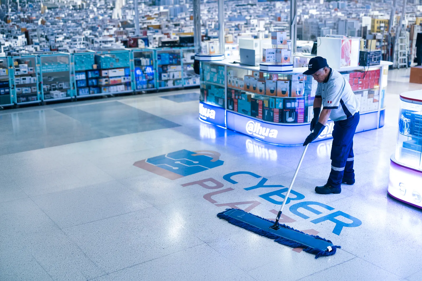 Personal de Facilita realizando limpieza en tienda de tecnología
