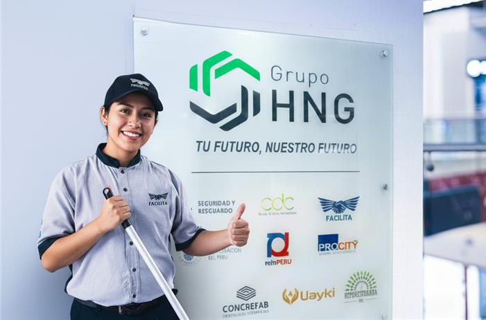 Operario de Facilita realizando limpieza en una recepción corporativa